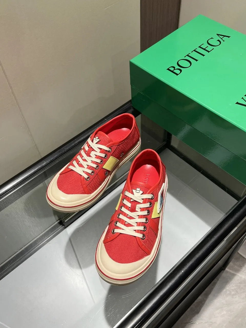 p518🐮🐮Bottega Veneta BV's latest Eliot series, retro basketball shoes, casual sports canvas shoes, become gods when they are launched! [Celebration] [Celebration] A 1:1 copy of the original version, [Fireworks] original material, [Fireworks] original color system, inspired by retro basketball sneakers, the color combination highlights youthful vitality, and perfectly interprets the theme of youth and childlike innocence. The details are also very particular. The summer canvas brings excellent durability and comfort. Designs such as calfskin trim, rubber toe caps and hand-painted retro red lines are full of retro feel. The round toe and convex sole add a modern feel and are suitable for various styles. Easily create a fashionable atmosphere. The upper foot is the focus...can be worn as a couple's shoes...each shoe has more taste and attitude! Fabric: Original customized high-density canvas + cowhide Lining: Original customized breathable canvas Insole: movable latex cowhide insole. Sole: original molded non-slip and wear-resistant TPU material. Sole thickness: 3cm. Size: women's size 35#-40#, men's size 39#-45#.